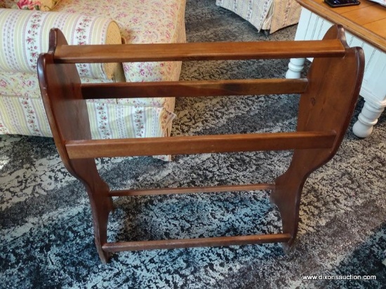 (R1) PINE QUILT RACK WITH 3 RUNGS FOR HANGING QUILTS/BLANKETS/ETC. MEASURES 28 IN X 10 IN X 33 IN.