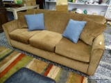 (R1) BROWN UPHOLSTERED 3 CUSHION SOFA WITH 2 MATCHING ACCENT PILLOWS. MEASURES 77 IN X 36 IN X 34.5