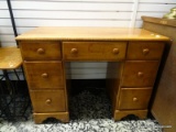 (R2) MAPLE KNEE HOLE DESK WITH 7 DRAWERS AND WOODEN KNOB STYLE HANDLES. MEASURES 40 IN X 20 IN X 31