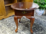 (R2) MAHOGANY QUEEN ANNE ROUND SIDE TABLE WITH 1 DRAWER WITH A BRASS PULL. MEASURES 22 IN X 125 1/2