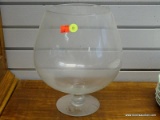 (R1) LARGE CLEAR GLASS BRANDY SNIFTER / TRIFLE BOWL. MEASURES 8 IN X 12 IN. ITEM IS SOLD AS IS,