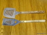 (R1) SET OF 2 BARBECUING SPATULAS WITH MADE IN SAWS (1 HAS A BUILT IN CHOPPER). ITEM IS SOLD AS IS,