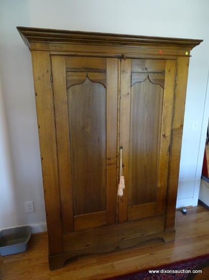 (DR) ANTIQUE POPLAR EMPIRE LINEN PRESS WITH 3 INTERIOR GLASS SHELVES. HAS KEY.