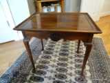 (UPBED 2) MAHOGANY QUEEN ANNE TEA TABLE WITH SHELL CARVED ACCENTS. MEASURES 24 IN X 18 IN X 23 IN.