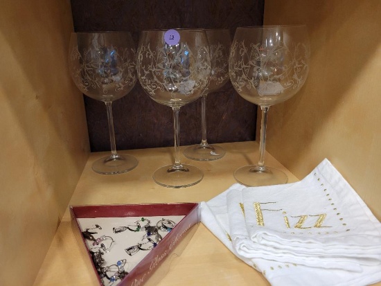 4 MATCHING ETCHED GIN GLASSES, CLOTH COCKTAIL NAPKINS AND DRINK CHARMS