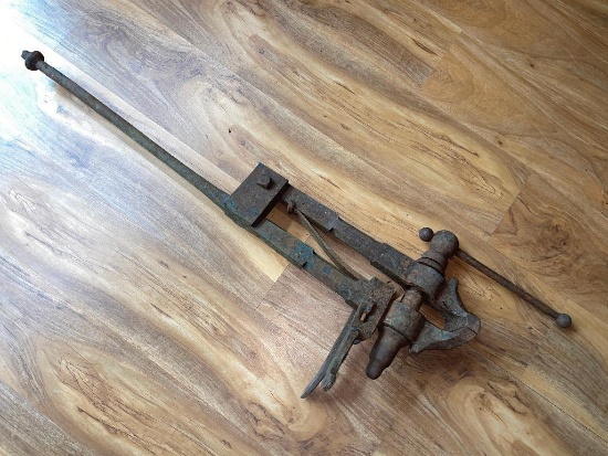 (SHELF 15 BY DOOR) ANTIQUE POST VISE