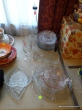 (DR) ASSORTED GLASSWARE LOT TO INCLUDE DESSERT PLATES, AN ETCHED DECANTER WITH POURING SPOUT, A