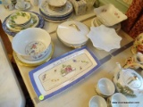 (DR) ASSORTED LOT TO INCLUDE A LIDDED SERVING DISH, ASSORTED PLATES, A FLORAL THEMED BOWL, A SQUARE