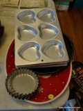 (DR) ASSORTED LOT TO INCLUDE HEART SHAPED BAKING PANS, A HOLIDAY THEMED SERVING PLATTER, TART BAKING