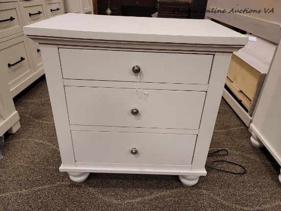(R2) ASPENHOME CAMBRIDGE LIV360 NIGHTSTAND IN WHITE. IS 1 OF A PAIR. CREATE A RETREAT IN YOUR HOME