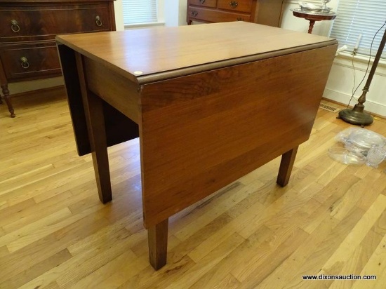 (DR) MAHOGANY DROP LEAF TABLE IN EXCELLENT CONDITION- WITH LEAVES DOWN- 22 IN X 38 IN X 30.5 IN-