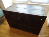 (BD2) VINTAGE FLAT TOP TRUNK- 32 IN X 19 IN X 22 IN, ITEM IS SOLD AS IS WHERE IS WITH NO GUARANTEES