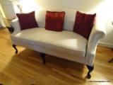 (LR) CHERRY QUEEN ANNE CAMEL BACK SOFA WITH IVORY DAMASK PRINT UPHOLSTERY, NO SIGHTED STAINS OR