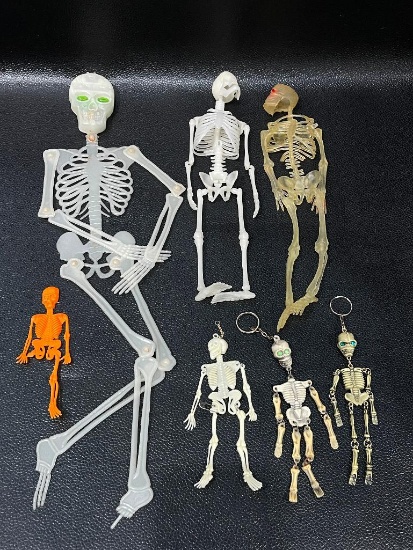(9I) SKELETON KEYCHAINS AND HANGING SKELETONS 7-18 INCHES IN LENGTH, SOME GLOW IN THE DARK CREEPY