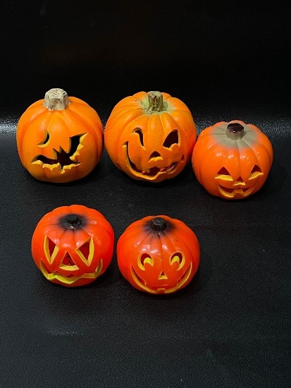 (9I) MINIATURE BATTERY OPERATED JACK O LANTERN PUMPKINS 3-5 INCHES IN HEIGHT, UNTESTED, VINTAGE AND
