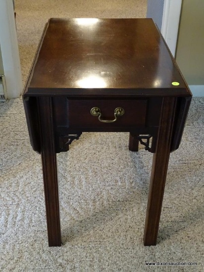 (FR) SINGLE DRAWER DOUBLE DROPSIDE END TABLE WITH REEDED LEGS AND DOVETAIL DRAWER. MEASURES 17" X