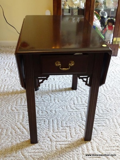 (FR) SINGLE DRAWER DOUBLE DROPSIDE END TABLE WITH REEDED LEGS AND DOVETAIL DRAWER. MEASURES 17" X