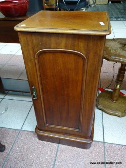 (R1) ANTIQUE SINGLE DOOR NIGHTSTAND/END TABLE WITH BRASS PULL. IS 1 OF A PAIR. MEASURES 15 IN X 15