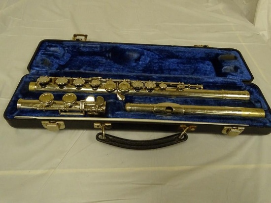 (SC) W.T. ARMSTRONG FLUTE IN HARD CASE. ITEM IS SOLD AS IS WHERE IS WITH NO GUARANTEES OR WARRANTY.