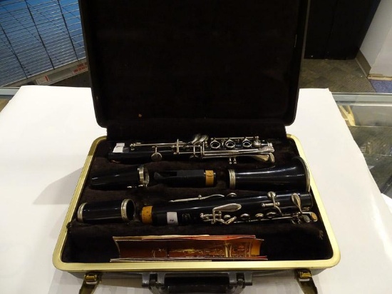 (SC) BUNDY CLARINET WITH HARD CARRYING CASE. ITEM IS SOLD AS IS WHERE IS WITH NO GUARANTEES OR