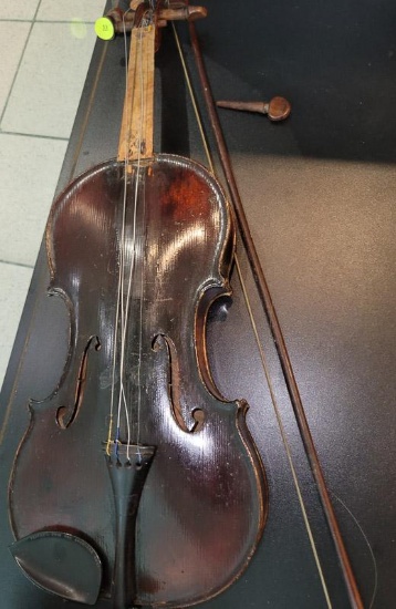 (SC) ANTIQUE GIUSEPPE GUANARIUS VIOLIN. BOW NEEDS TLC, THE HEADSTOCK ON THE VIOLIN ALSO NEEDS TLC.