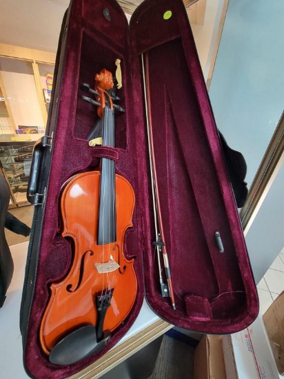 (SC) VIOLIN WITH HARD CARRYING CASE AND BOW. ITEM IS SOLD AS IS WHERE IS WITH NO GUARANTEES OR