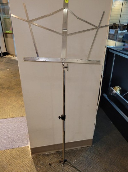 (SC) STAGELINE ADJUSTABLE HEIGHT FOLDING SHEET MUSIC STAND WITH TRIPOD LEG BASE. ITEM IS SOLD AS IS