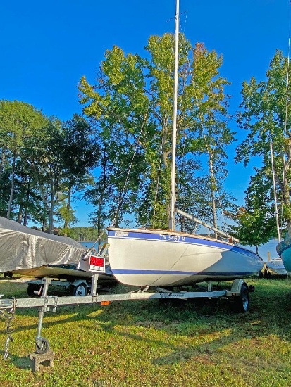 1974 20' HIGHLANDER SAILBOAT. INCLUDES MAIN SAIL, JIB, 2016 BOAT TRAILER (ONLY 29 MILES ON IT), 2