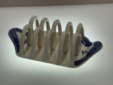 (6F) WILLOW WEDGWOOD ETRURIA ENGLAND BLUE WILLOW BLUE AND WHITE TRANSFERWARE TOAST RACK, EXCELLENT