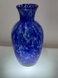 (10J) 10 INCH COBALT BLUE HAND BLOWN ART GLASS VASE WITH POLISHED POMMEL