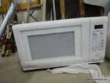 (GARAGE) MASTER CHEF MICROWAVE, ITEM IS SOLD AS IS, WHERE IS, WITH NO GUARANTEE OR WARRANTY. NO
