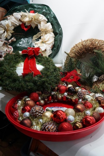 (12L) LARGE HOLIDAY CHRISTMAS WREATHS (LARGEST IS 28 INCHES) INCLUDES ONE WREATH STORAGE CONTAINER,