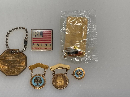 ASSORTED PIN BACKS INCLUDING VINTAGE HARDEES ADVERTSING PIN, RALPH LAUREN PAINT, NATION CONGRESS OF