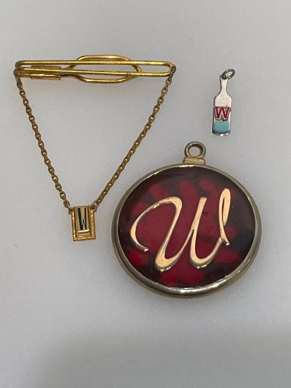 MONOGRAMED 'W' JEWELRY INCLUDING TIE CLIP, A PENDANT AND CHARM - CHARM IS MARKED "STERLING KINNEY"