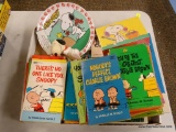 (R2) TRAY LOT OF PEANUTS THEMED ITEMS TO INCLUDE A SNOOPY AND WOODSTOCK PLATE, ASSORTED PEANUTS