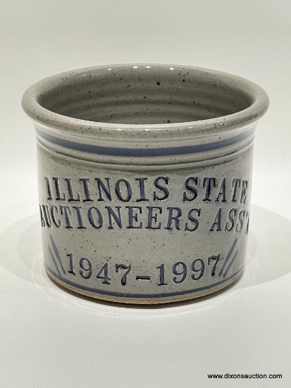 (2B) ILLINOIS STATE AUCTIONEER ASSOCIATION SALT GLAZE STONEWARE CROCK, 50TH ANNIVERSARY 1947-1997 -