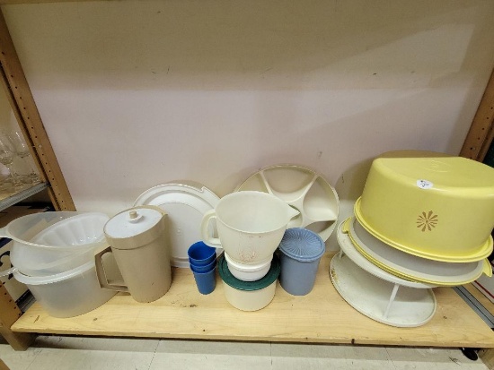 VINTAGE TUPPERWARE LOT INCLUDING 2 QT TAN PITCHER, BLUE SIPPY JUICE TUMBLERS, JELL-N-SERVE