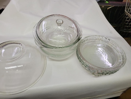 LOT OF PYREX BAKEWARE AND BOWLS INCLUDES 1 9" PIE PLATE, 3 FLUTED EDGE 10" PIE PLATES, 3 TWO QT