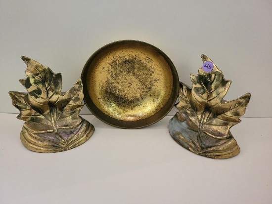 PAIR OF VINTAGE BRASS MAPLE LEAF BOOK ENDS AND A VINTAGE GILT BOWL