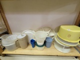 VINTAGE TUPPERWARE LOT INCLUDING 2 QT TAN PITCHER, BLUE SIPPY JUICE TUMBLERS, JELL-N-SERVE
