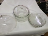 LOT OF PYREX BAKEWARE AND BOWLS INCLUDES 1 9