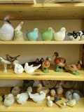 LARGE LOT OF VINTAGE AND MODERN BIRD/DUCK FIGURINES AND PLAQUES- 28 ITEMS TOTAL