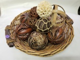 BASKET WITH WOOD HANDLES AND VARIOUS DECORATIVE SPHERES