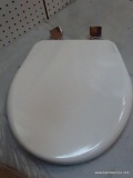 (BAY1 ENTP8) BEMIS 500TTT 000 TOILET SEAT. WHITE IN COLOR. RETAILS FOR $24 ONLINE AT AMAZON. ITEM IS