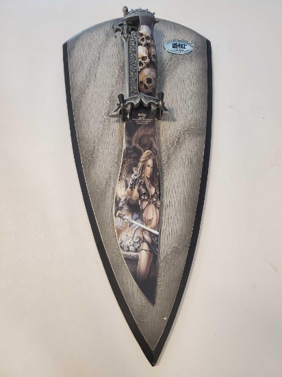 Heavy Metal... DESTROYER DAGGER by UNITED This special edition collectible features finely detailed