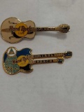 ASSORTED LOT OF KEYCHAINS TO INCLUDE 2 MINI HARD ROCK CAFE GUITAR'S, BRUNTON COMPASS, HANDCUFFS,