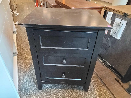 BLACK 3 DRAWER NIGHTSTAND; MISSING KNOB; MEASURES 23.5 X 18.5 X 30