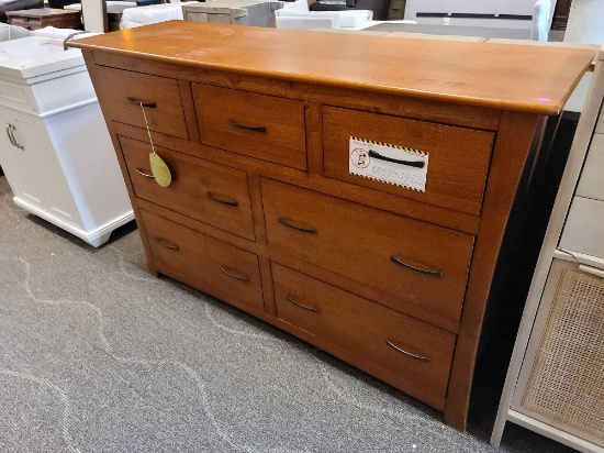 A AMERICA DRESSER 7 DRAWERS; SOLID WOOD; VERY GOOD CONDITION; MEASURES 60 X 19 X 40