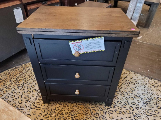 A AMERICA STORMY RIDGE 3 DRAWER NIGHTSTAND WITH USB CORD; RETAILS FOR $499.99; MEASURES 26 X 18.5 X