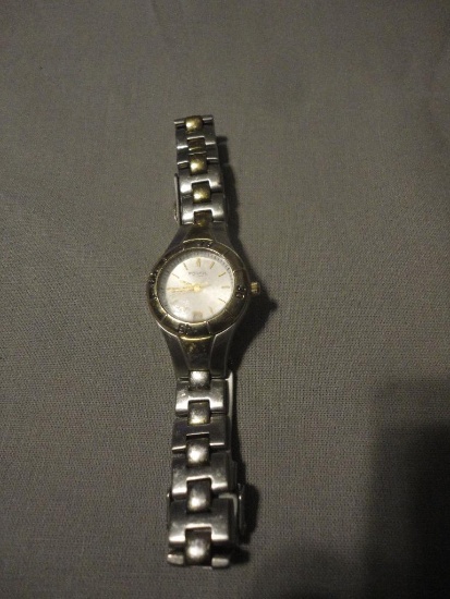 FOSSIL WOMEN?S WATCH WITH SILVER-TONE AND GOLD-TONE BAND ALL ITEMS ARE SOLD AS IS, WHERE IS, WITH NO